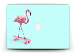 Flamingo på rullebrett Skin MacBook Air 13”